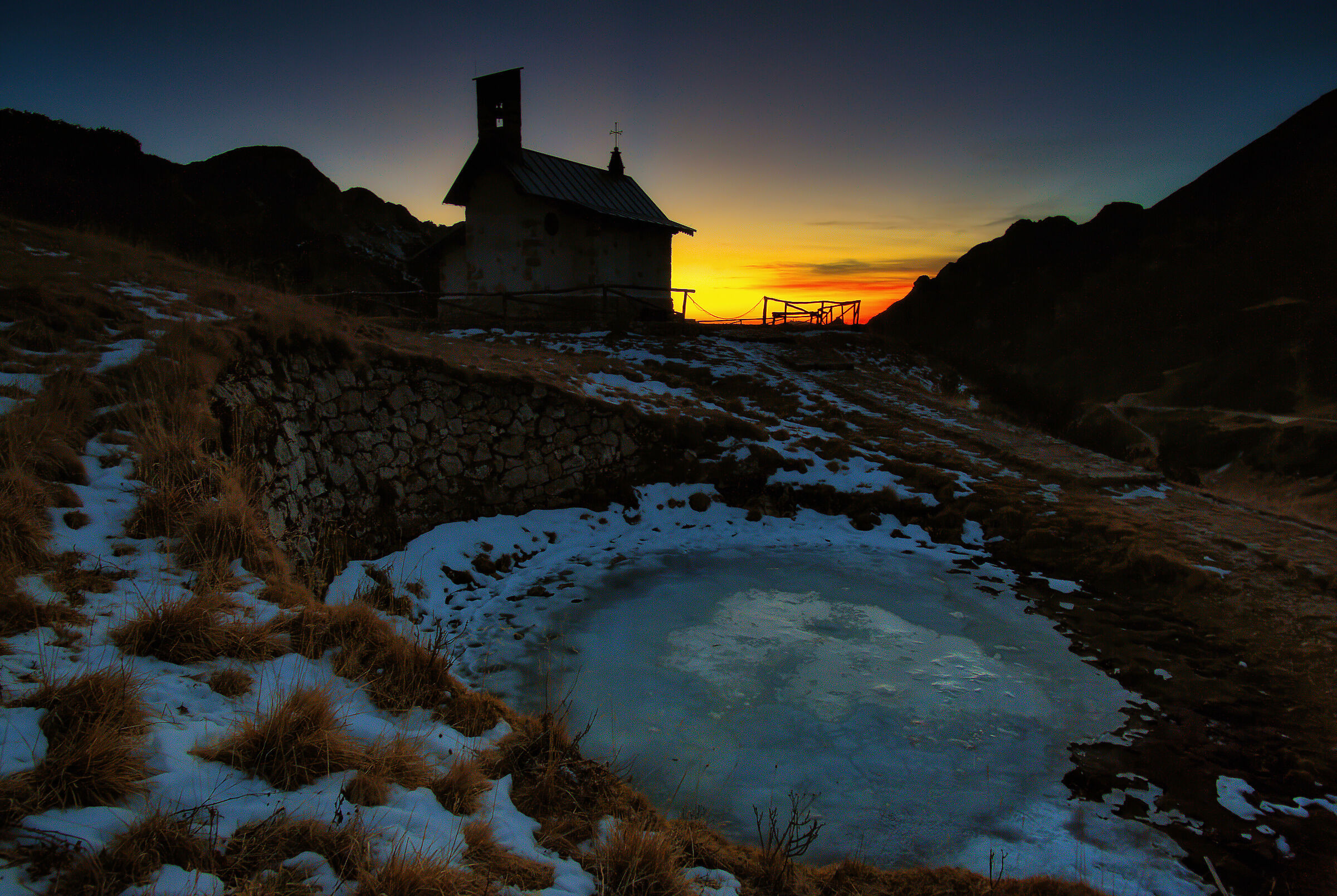 SUNSET IN THE MOUNTAINS