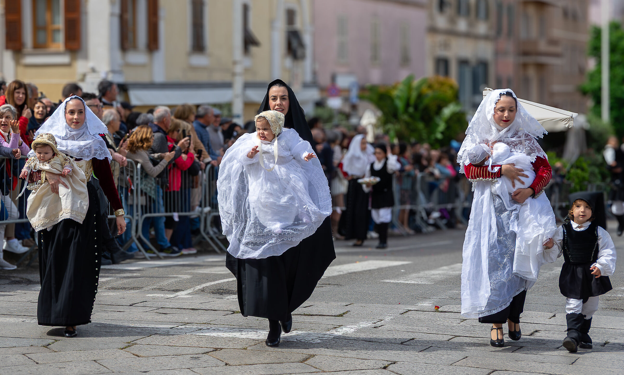 Con in braccio i bambini