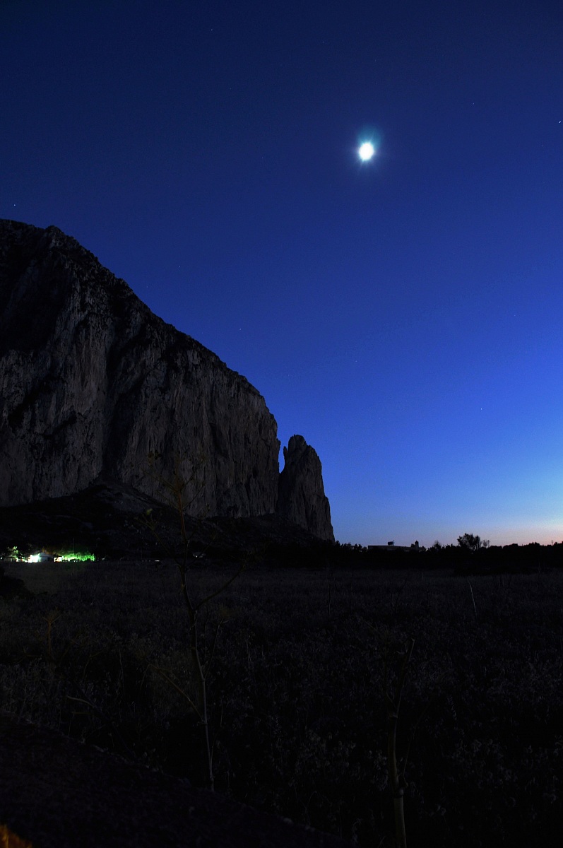 The night overlooking the mountain that Pray