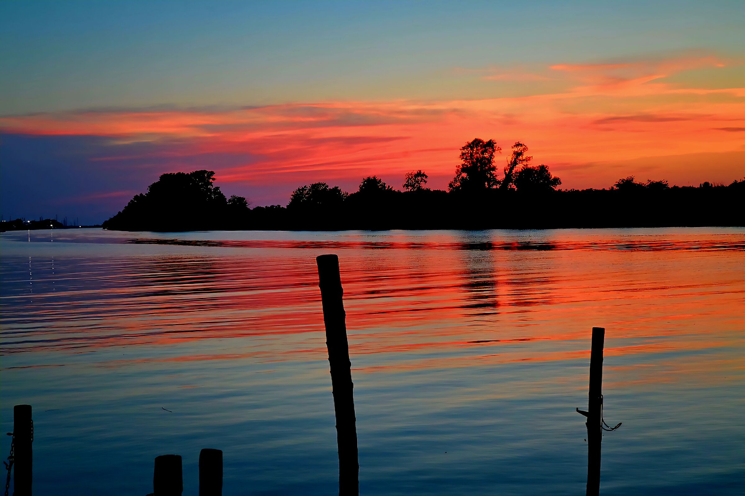 I colori di maggio sul fiume