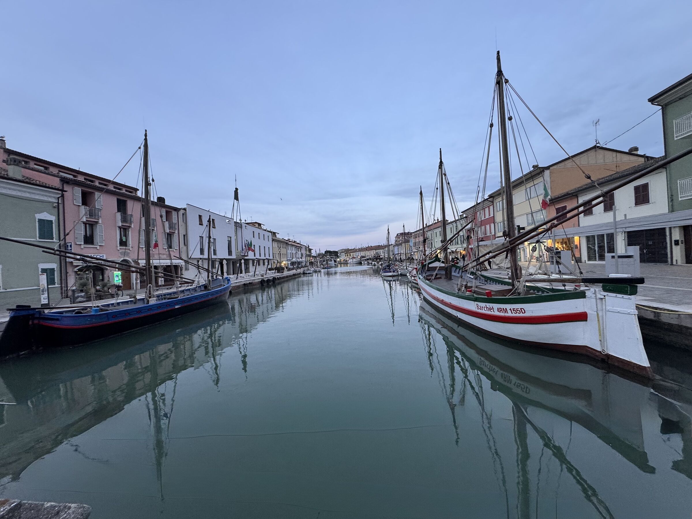 L’ora blu sul porto canale