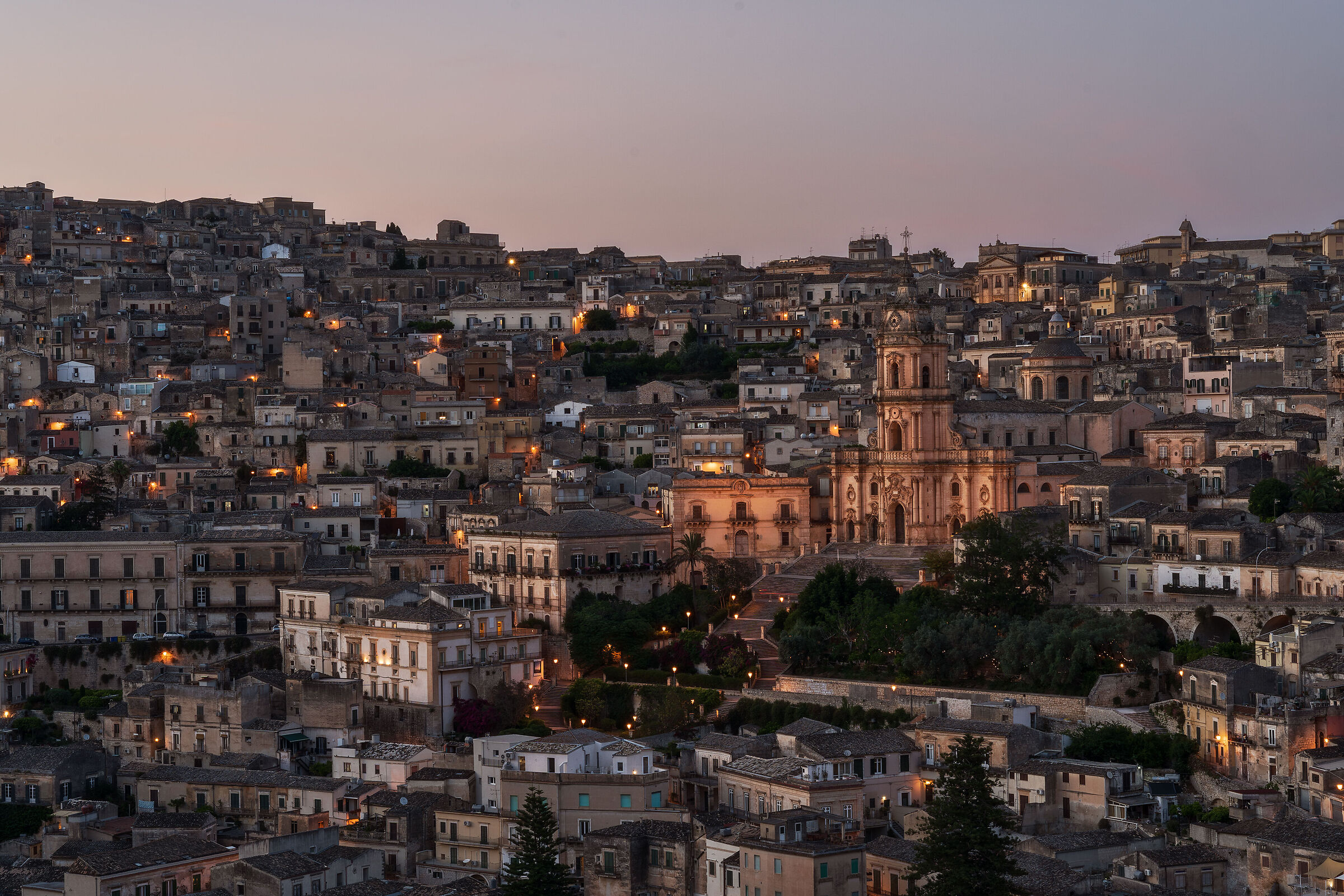 Val di Noto. Modica con luci al tramonto