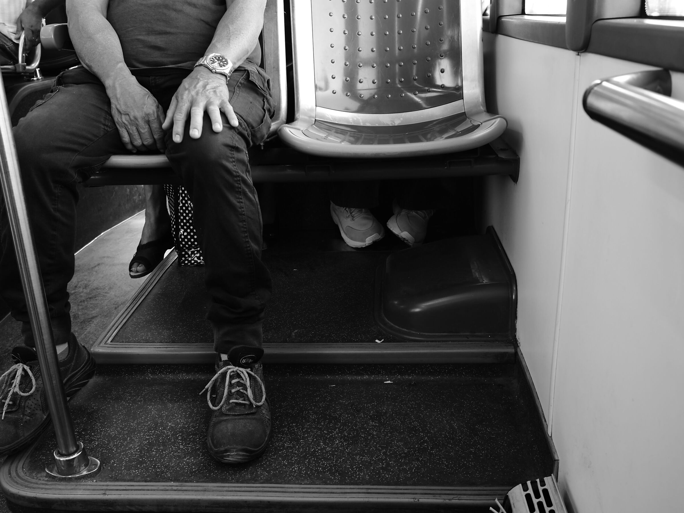 Scarpe sul bus