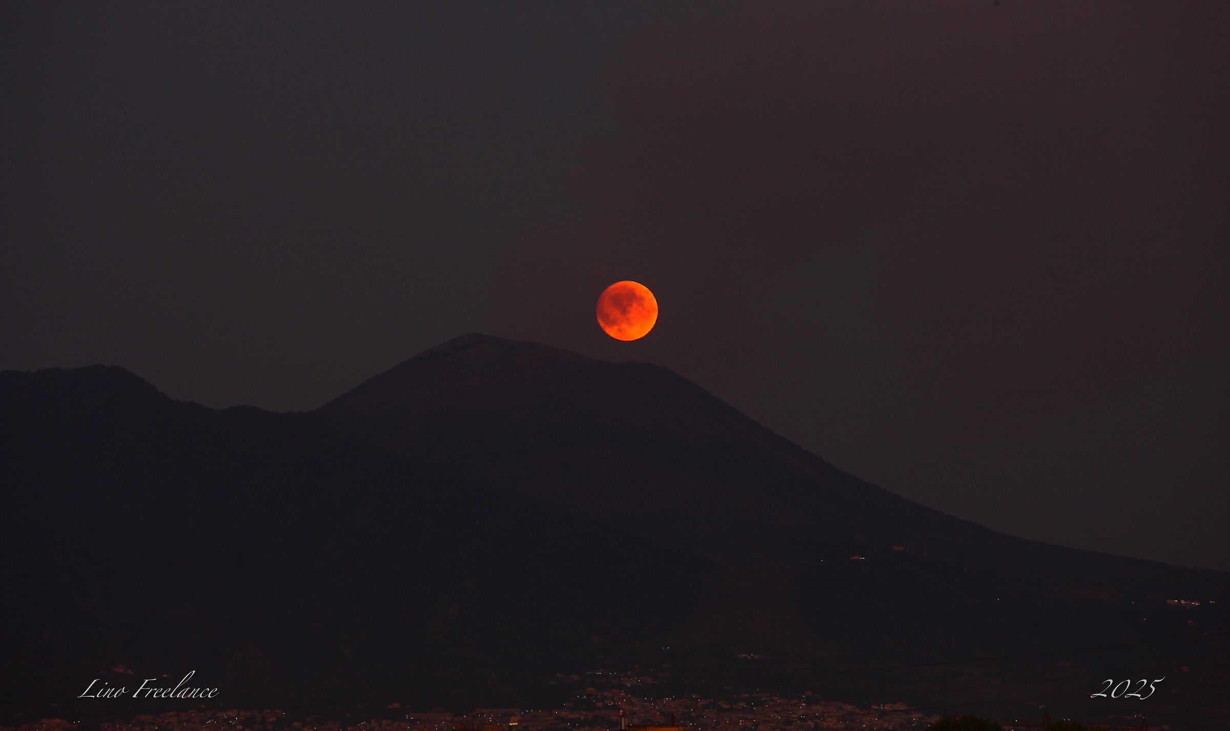 Luna Rossa sul Vesuvio.