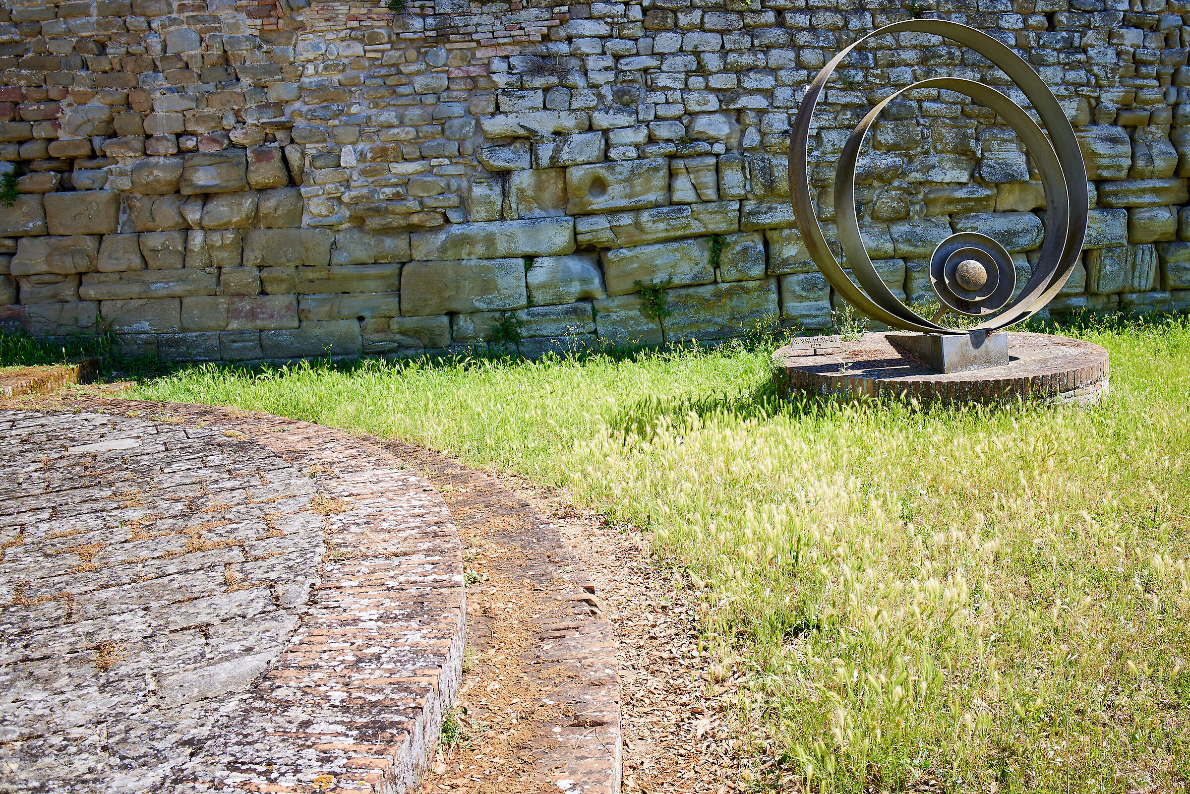 Bows and circles of Bettona