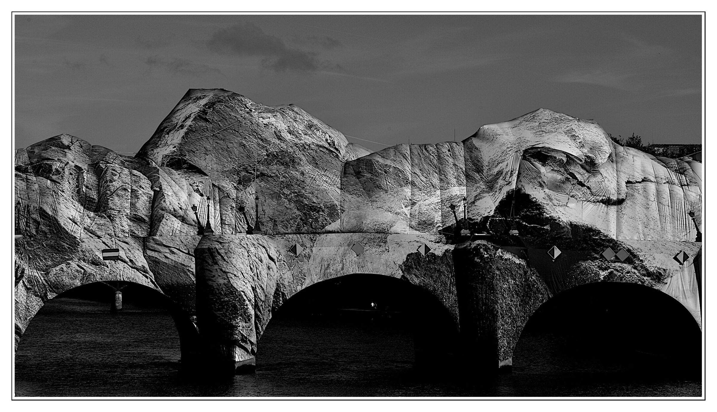 Pont-Neuf con l'istallazione dell'artista j.r.