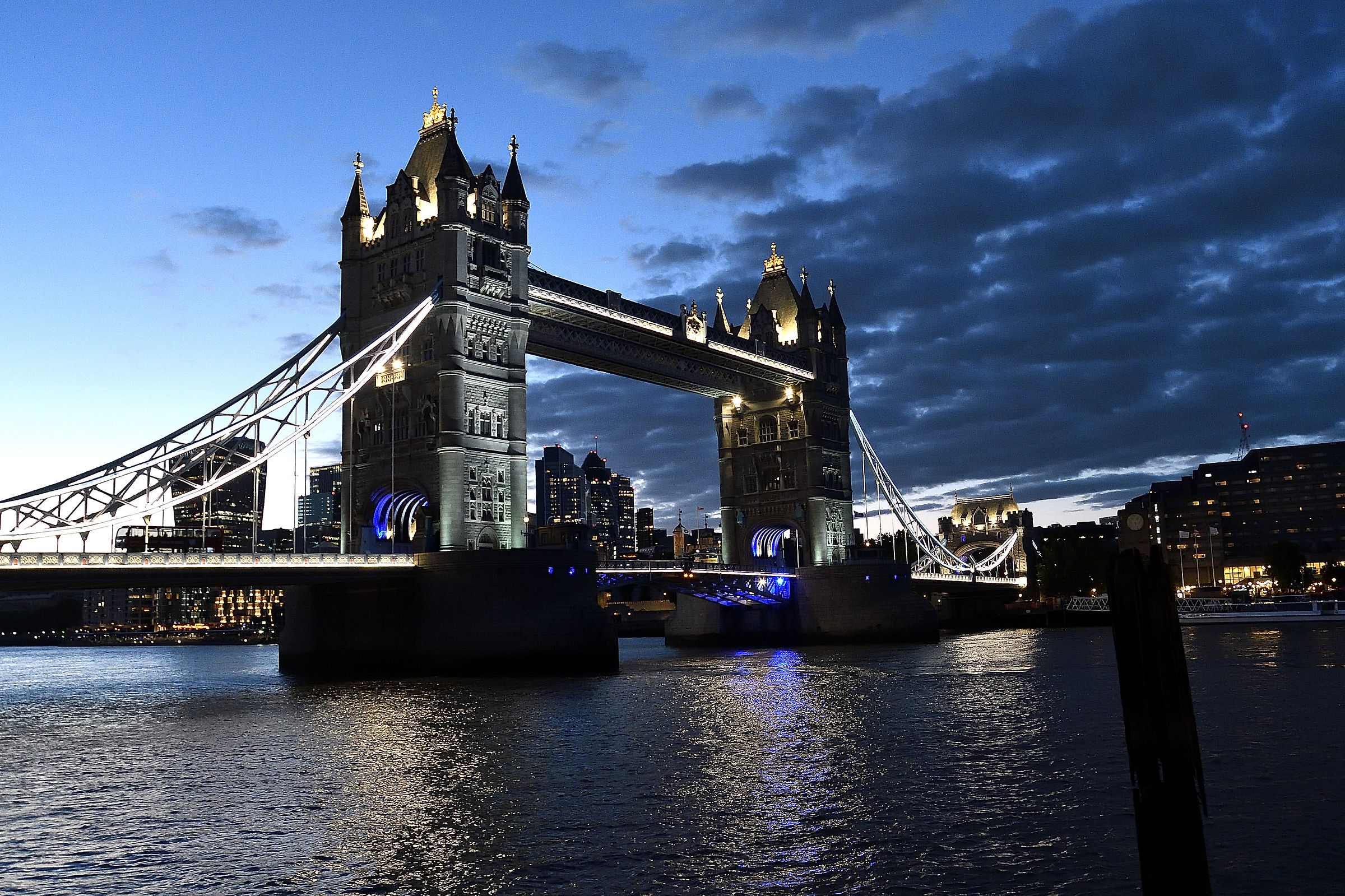 tower bridge al crepuscolo ..