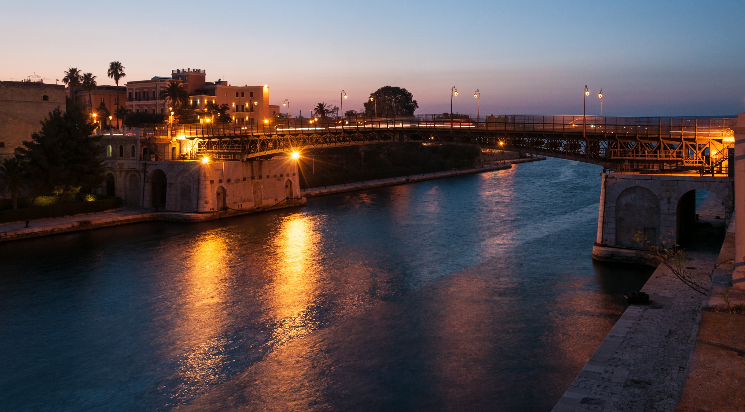 Ponte girevole di sera