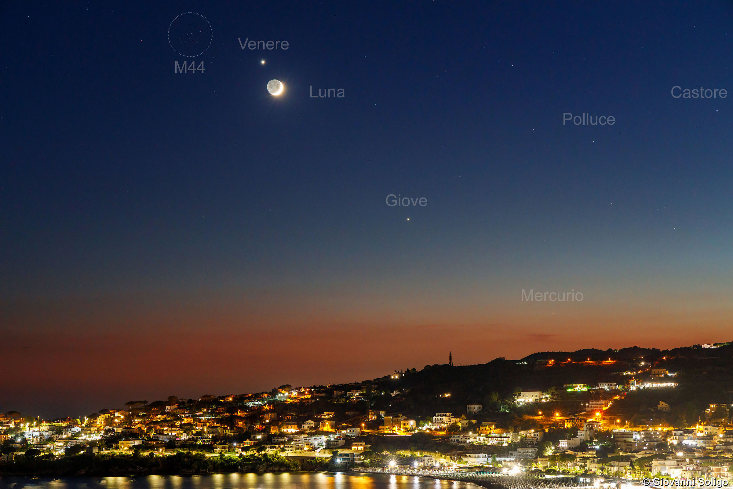The kiss between Venus and the Moon with many spectators