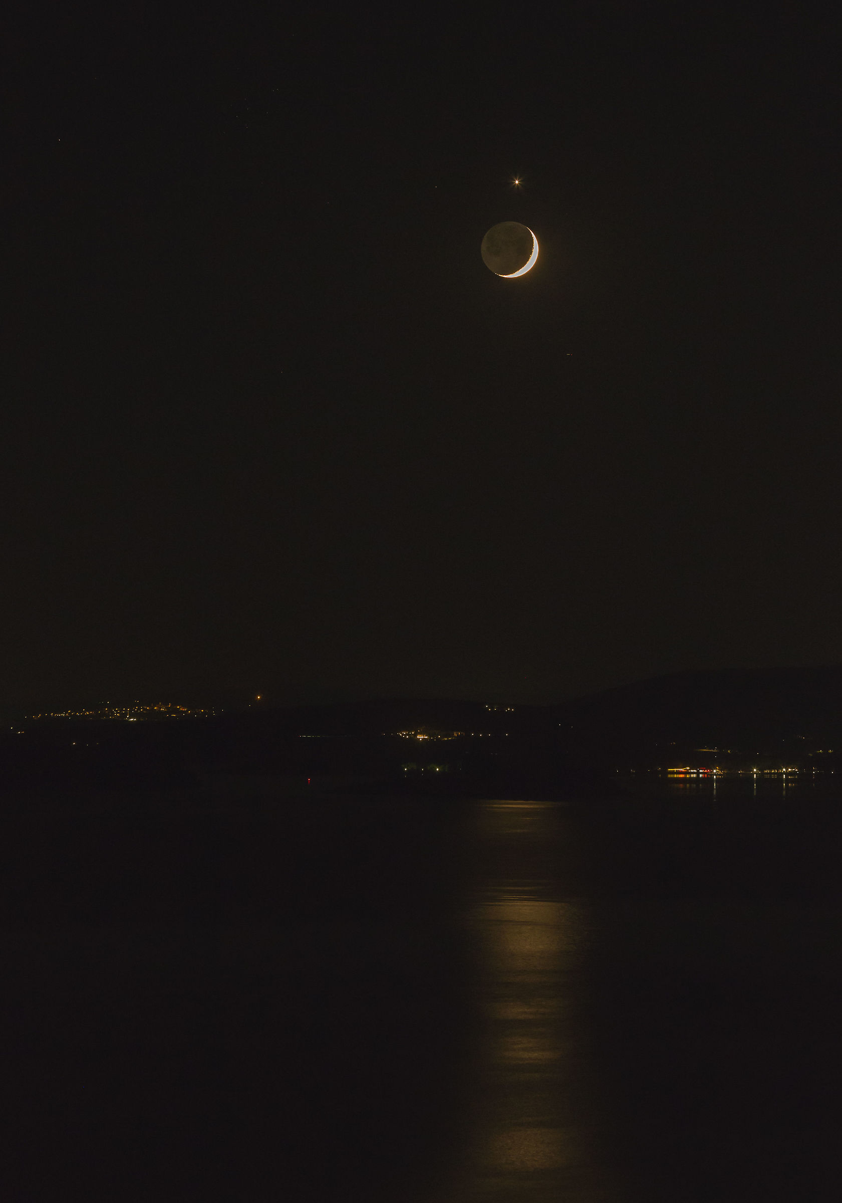 Moon-Venus kiss reflected on the lake ..