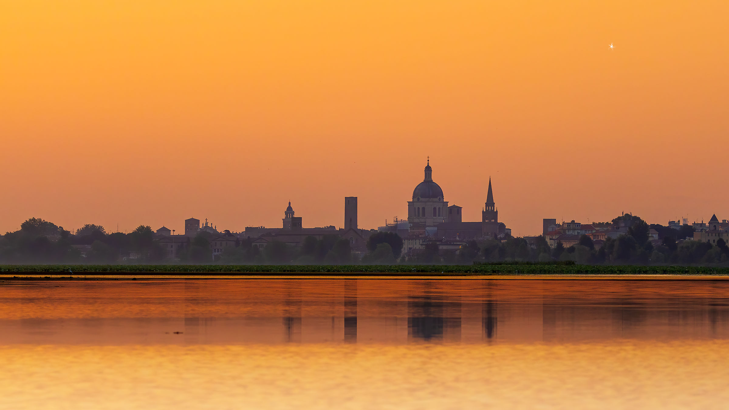 Mantova storica, scatto dal Lago Superiore di Mantova.