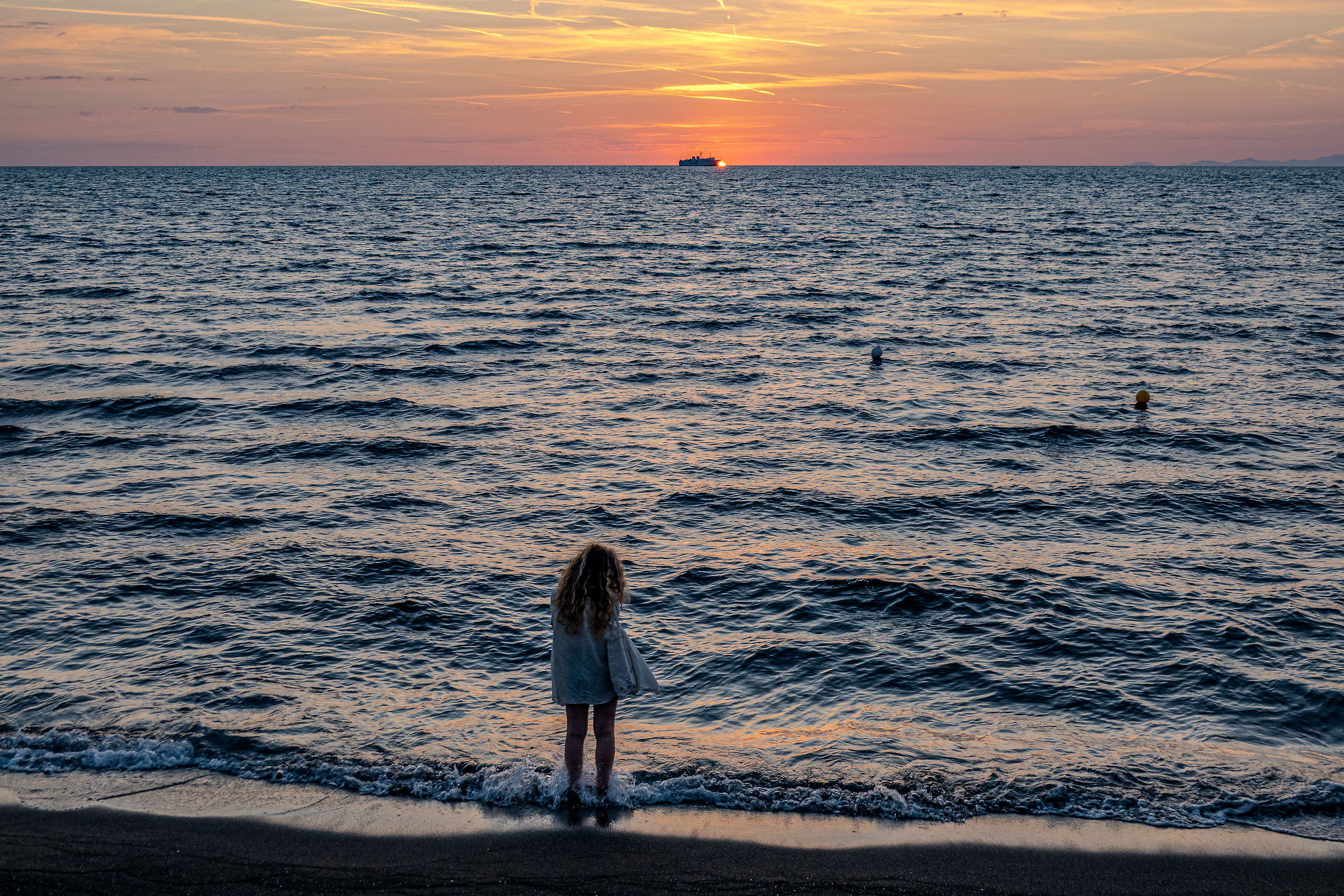 Between beach, sun and ship