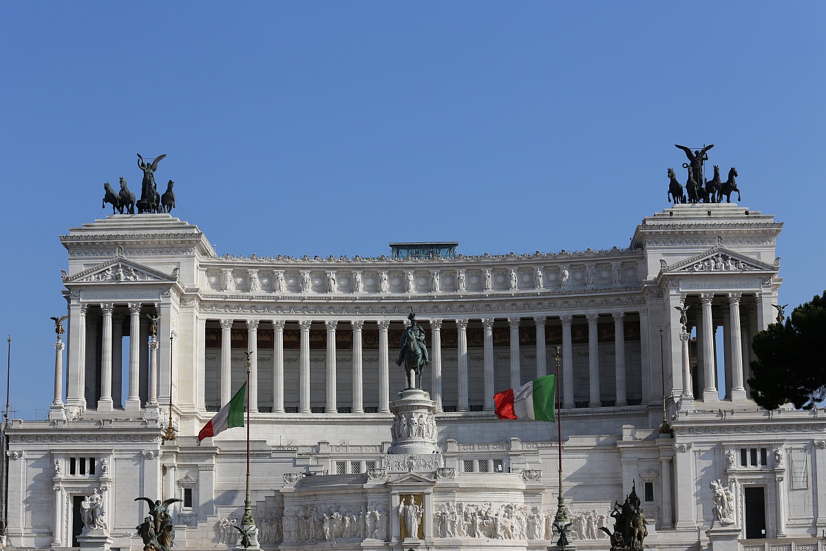 altare della patria immerso nel cielo azzurro di roma