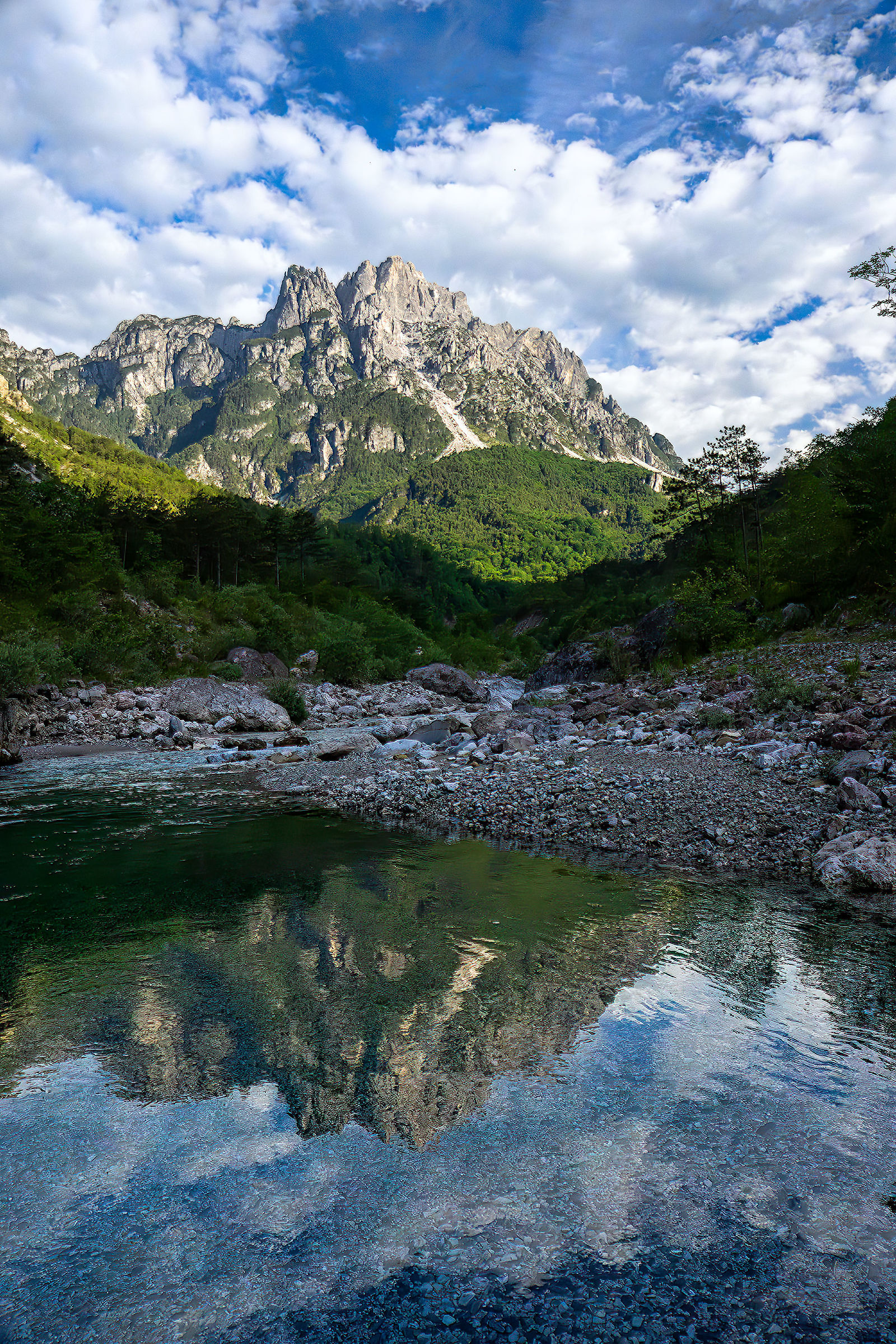 Creta Grauzaria riflessa sul torrente