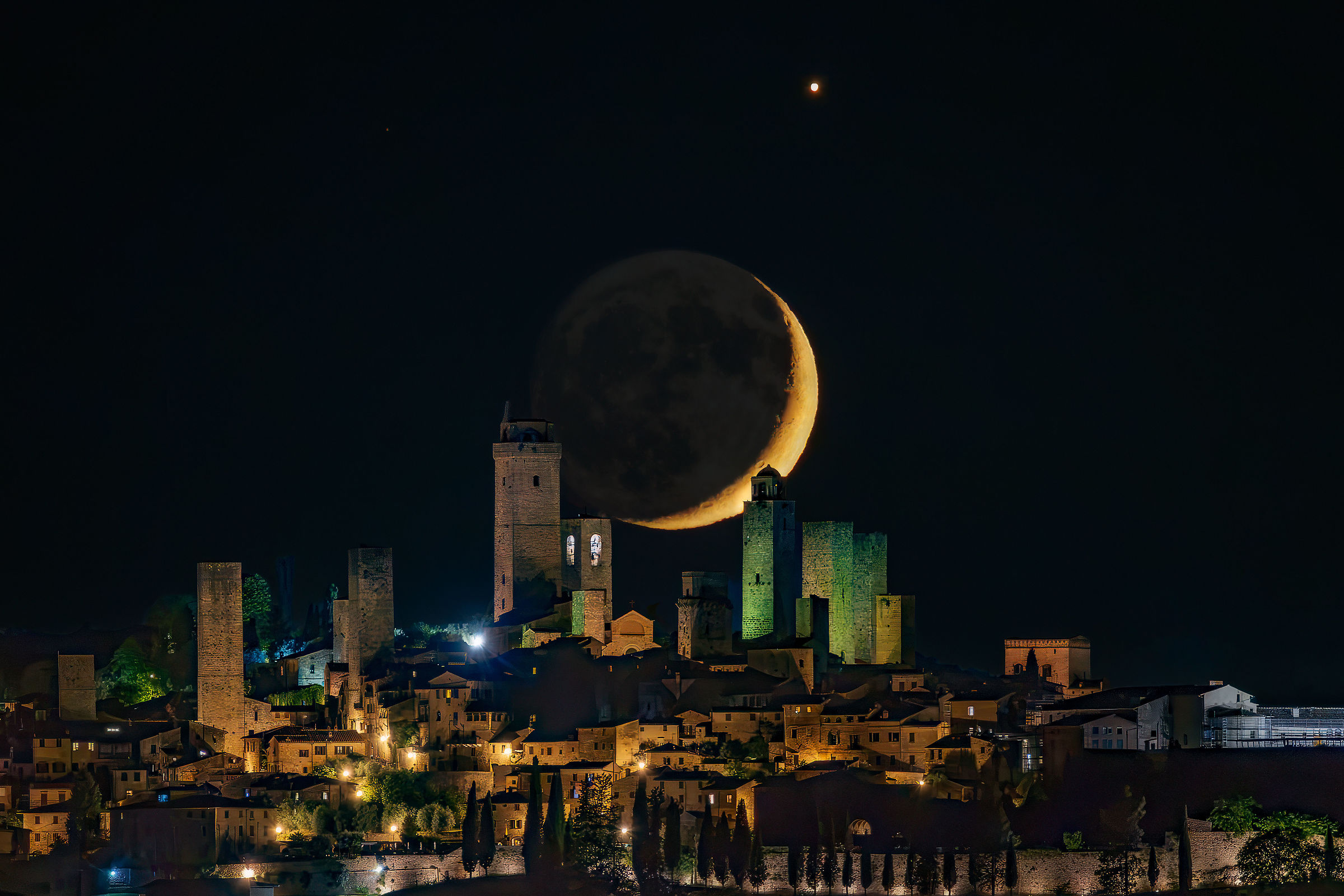 La luna cinerea tra le torri di San Gimignano