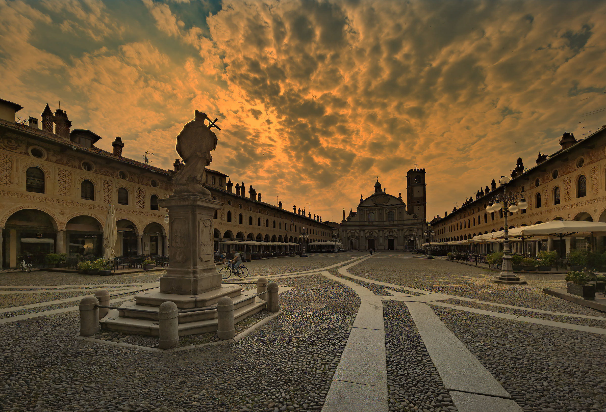 Early morning in Piazza Ducale