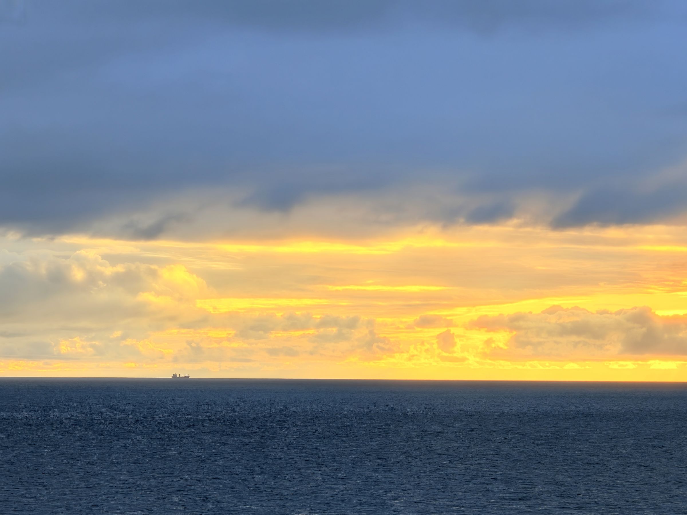 Osservando lo spiraglio di sole  A Nordcape.