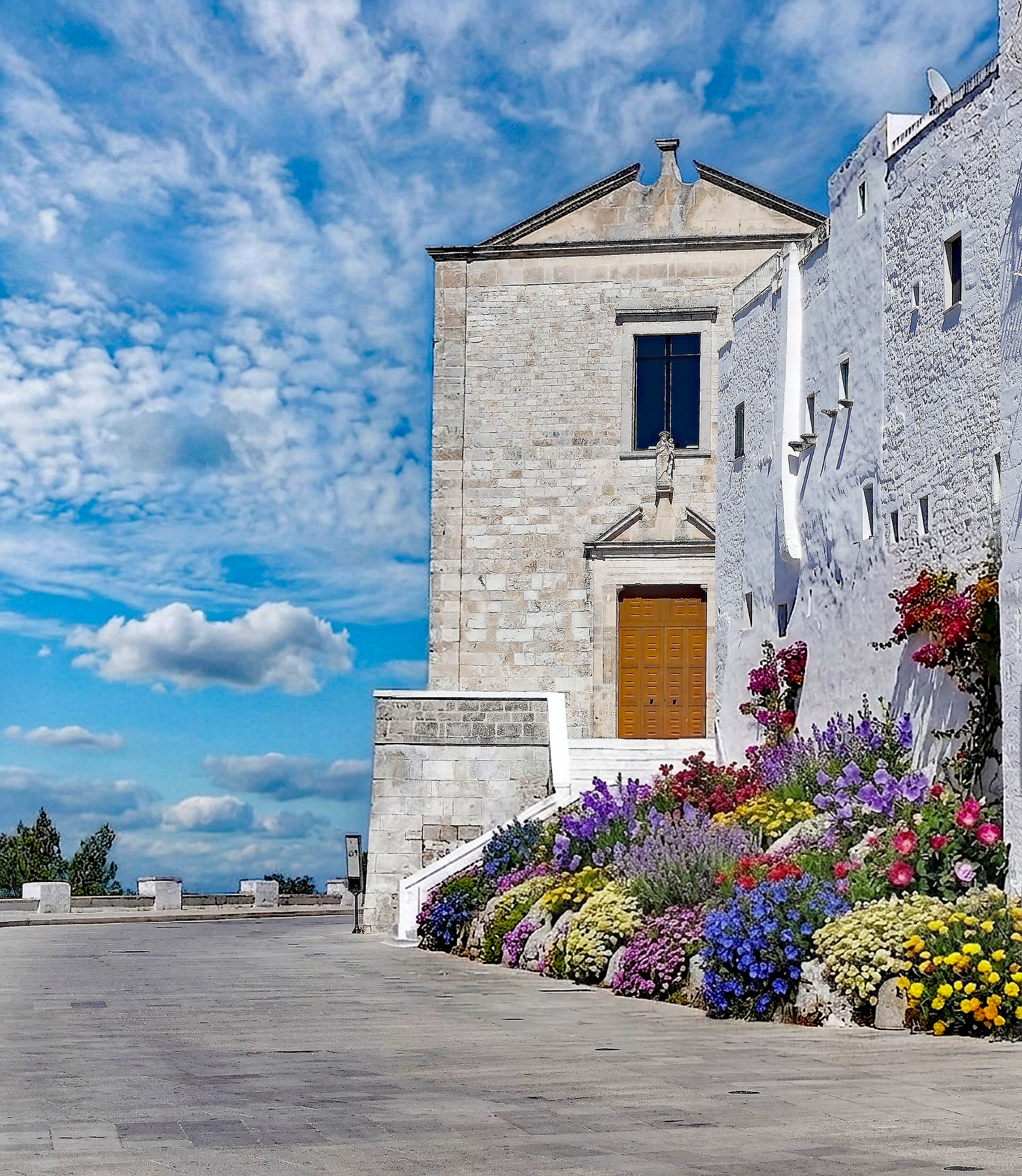 la chiesa della stella e il suo giardino fiorito