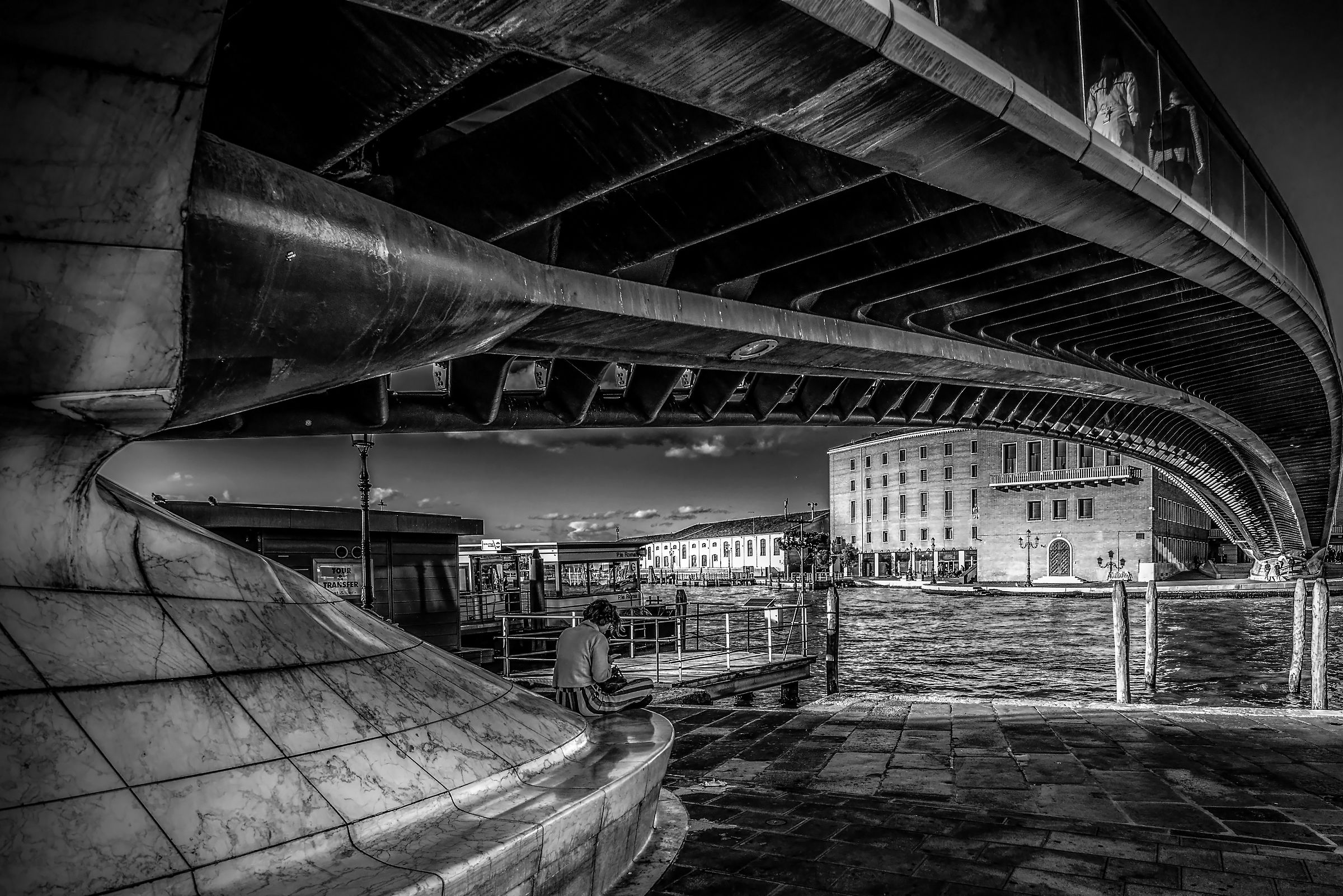 sotto e sopra i ponti di Venezia.