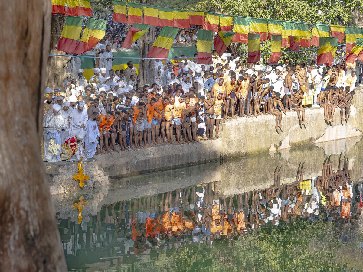 al rilascio della croce..tutti in acqua