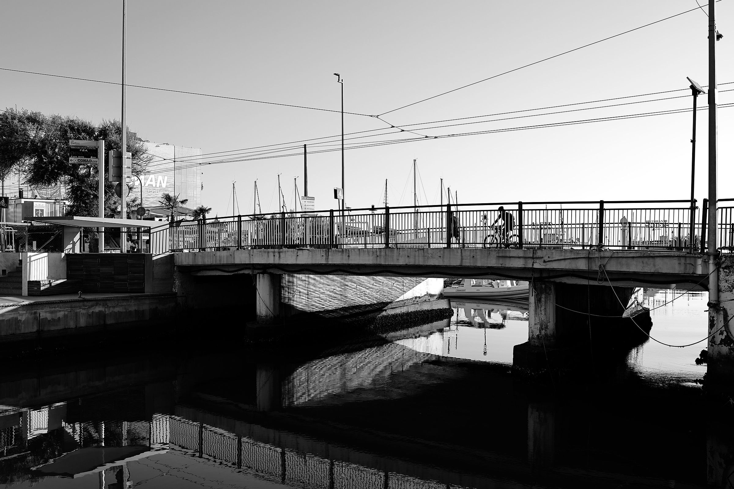 Porto di Riccione alle 7:00 - b&w