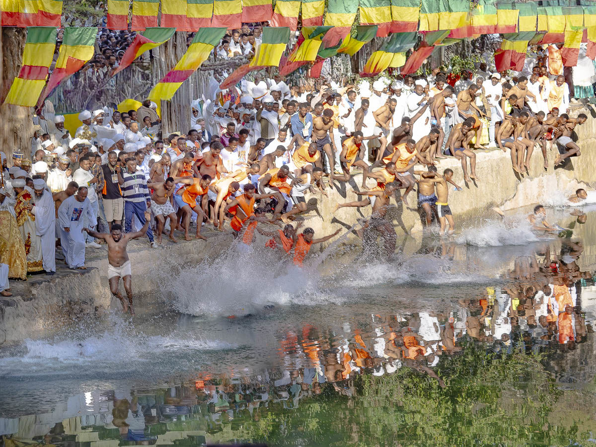al rilascio della croce..tutti in acqua