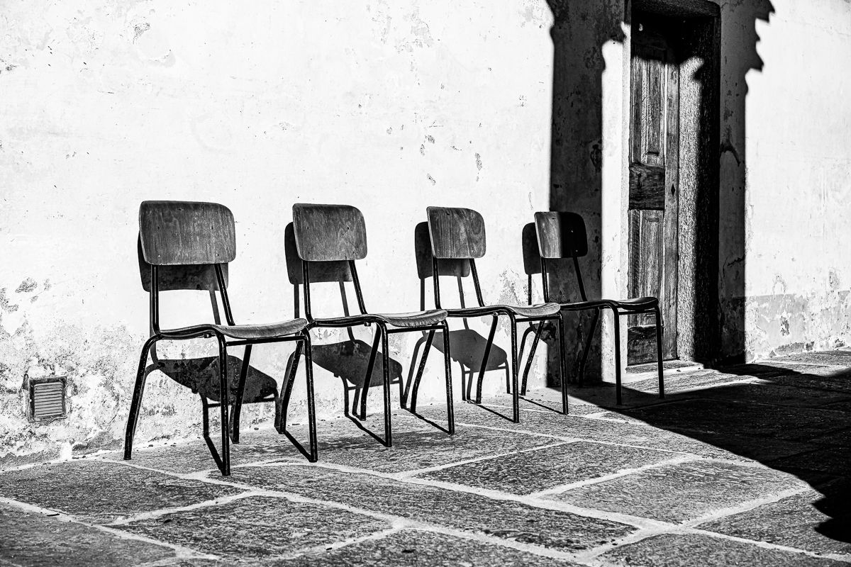 Quattro sedie in attesa