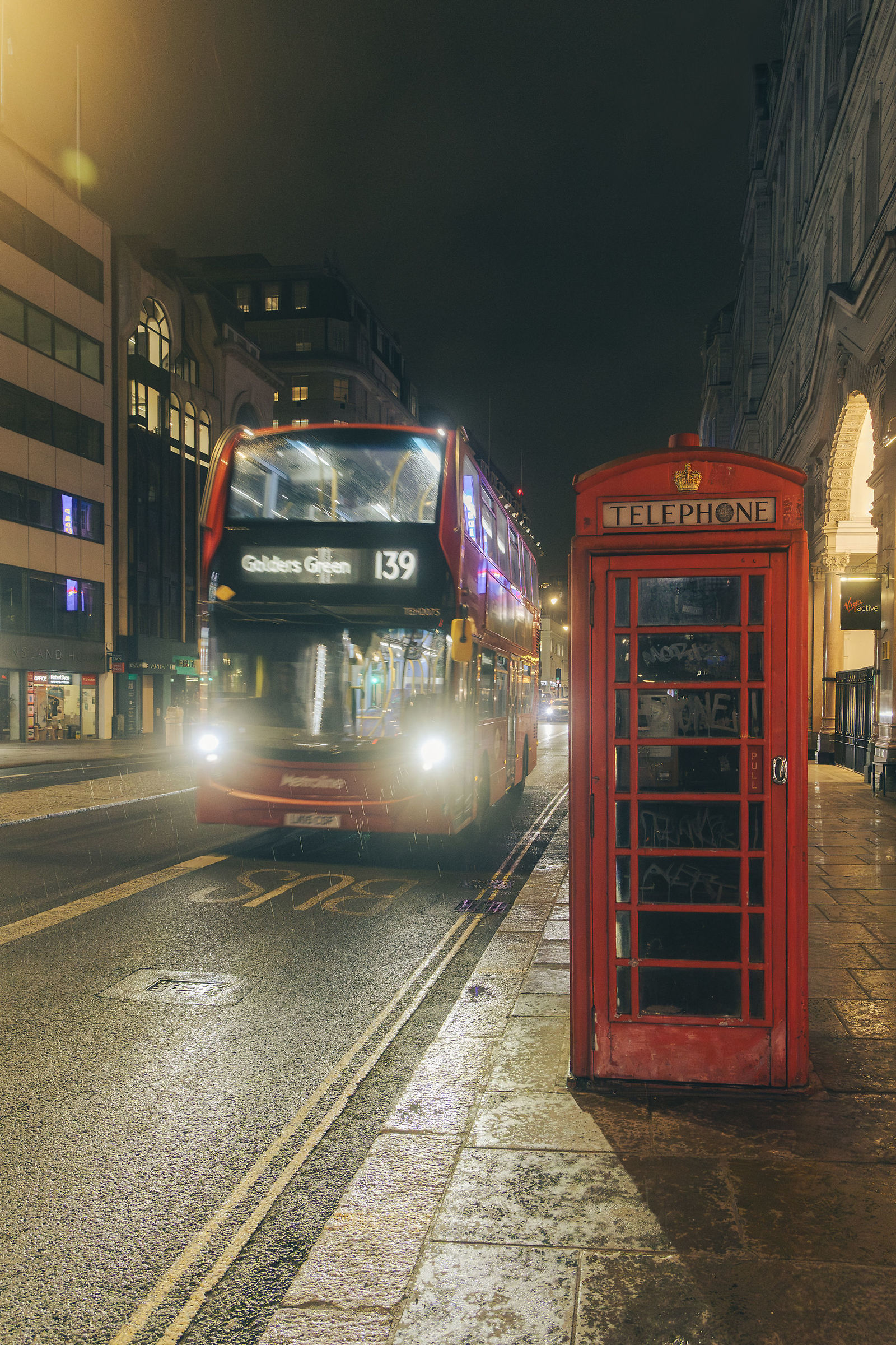 Attendere Londra