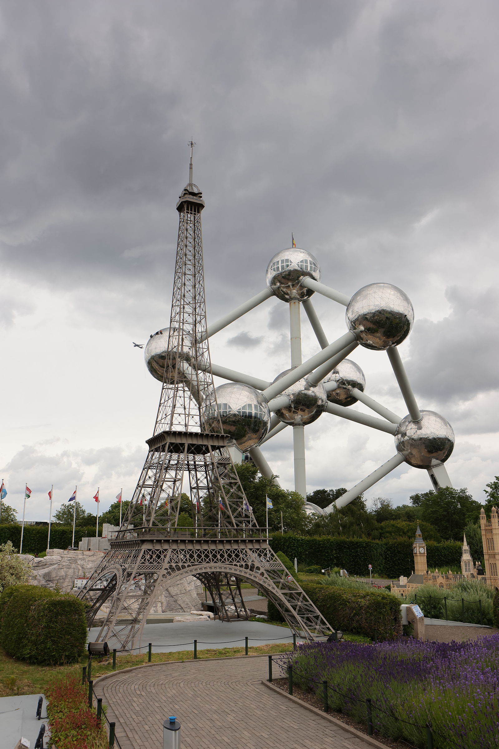 Tour Eiffel a Brussels o Atomium a Paris?