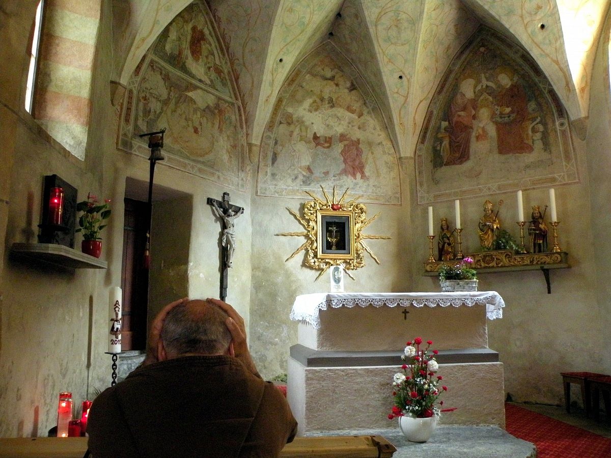 Interno chiesetta alpina (Raccoglimento)