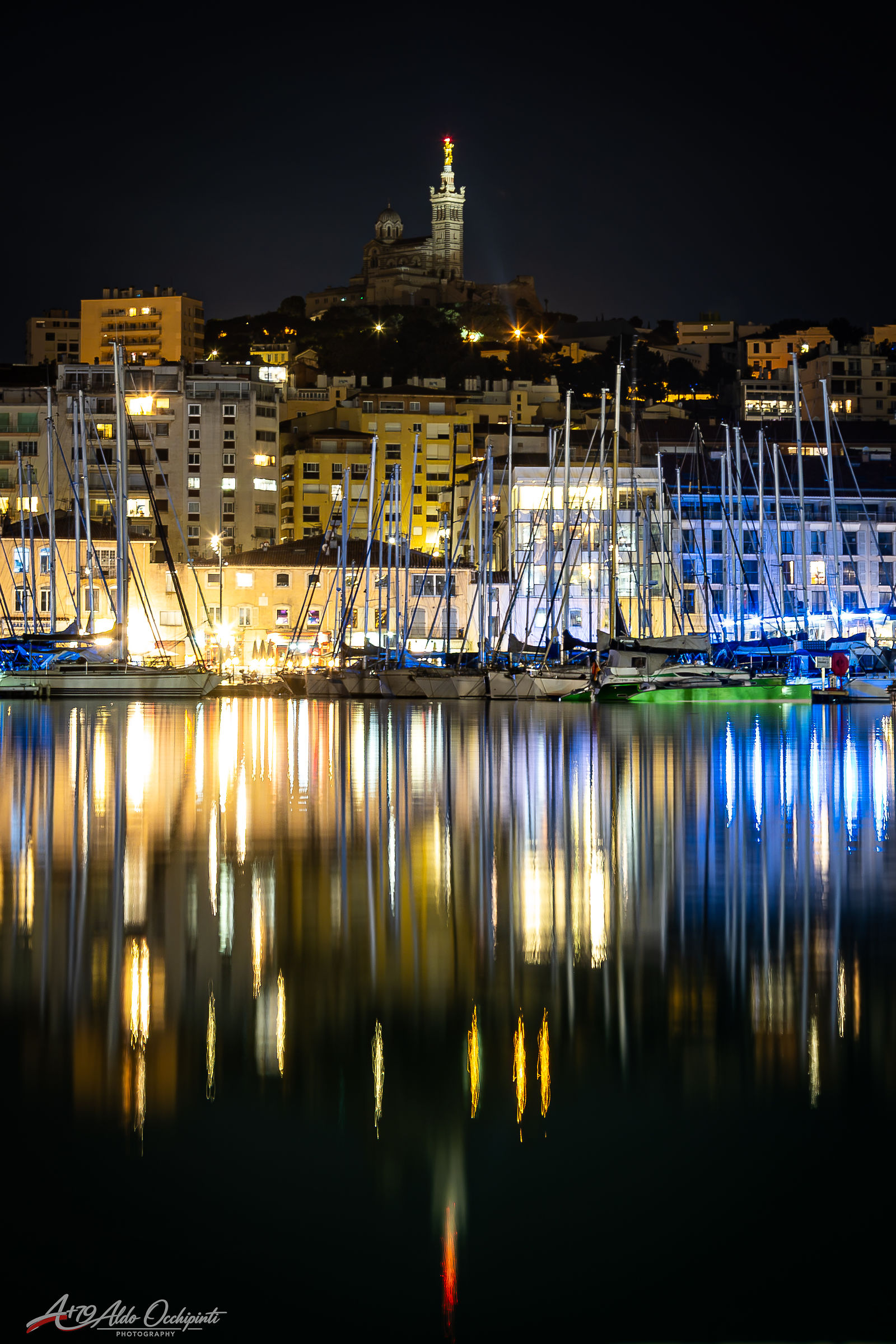 Marsiglia riflessa – Notre-Dame de la Garde nella notte
