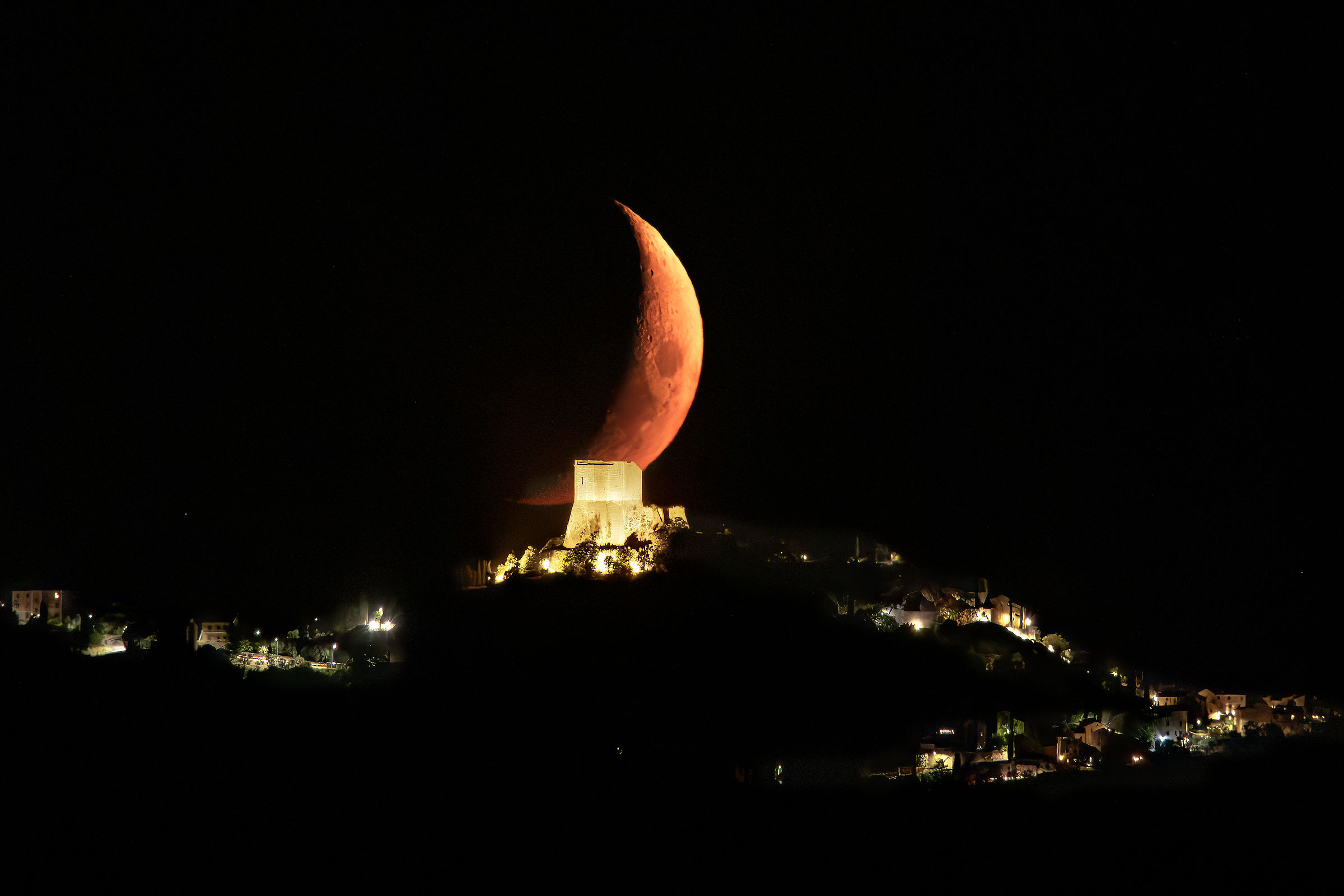 The fortress of Tentennano and the Moon