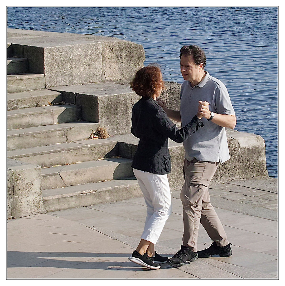 Dancing along the Seine. (2)