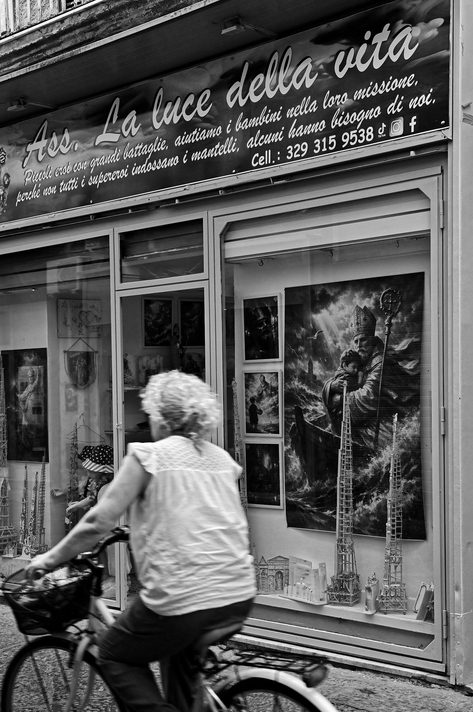 Tra me e la vetrina lei in bici