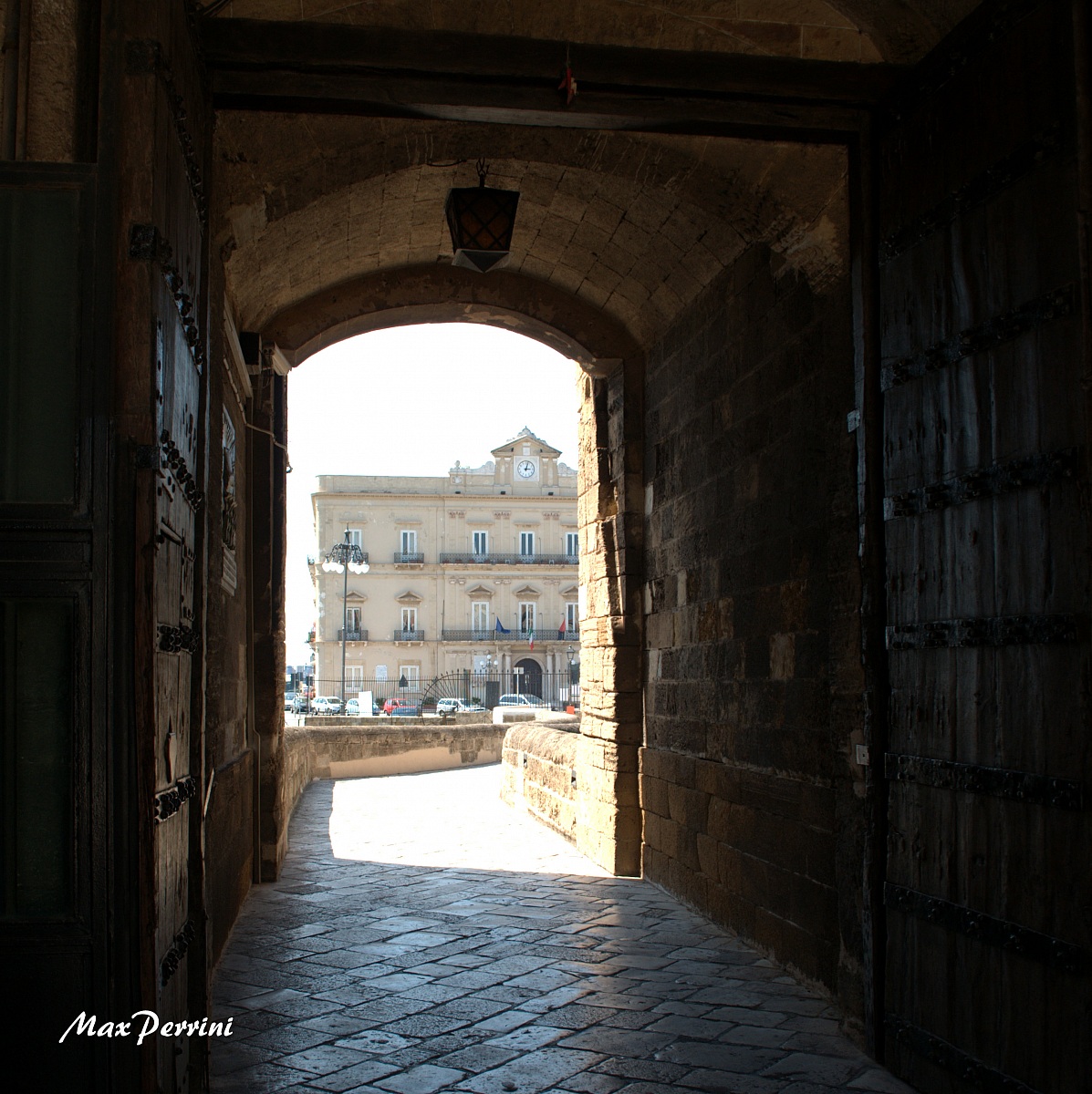 Municipio di Taranto visto dall'interno del Castello