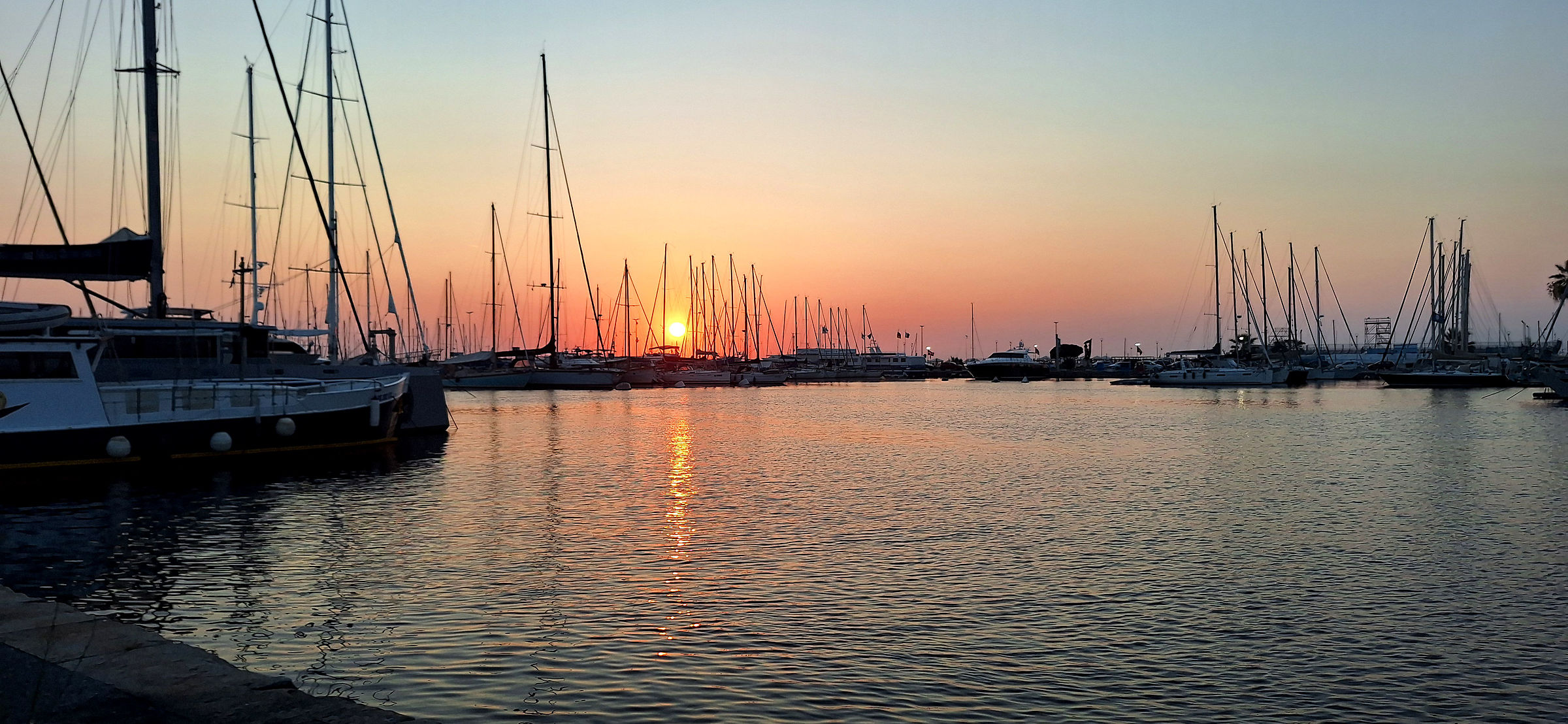 Tramonto in darsena a Viareggio
