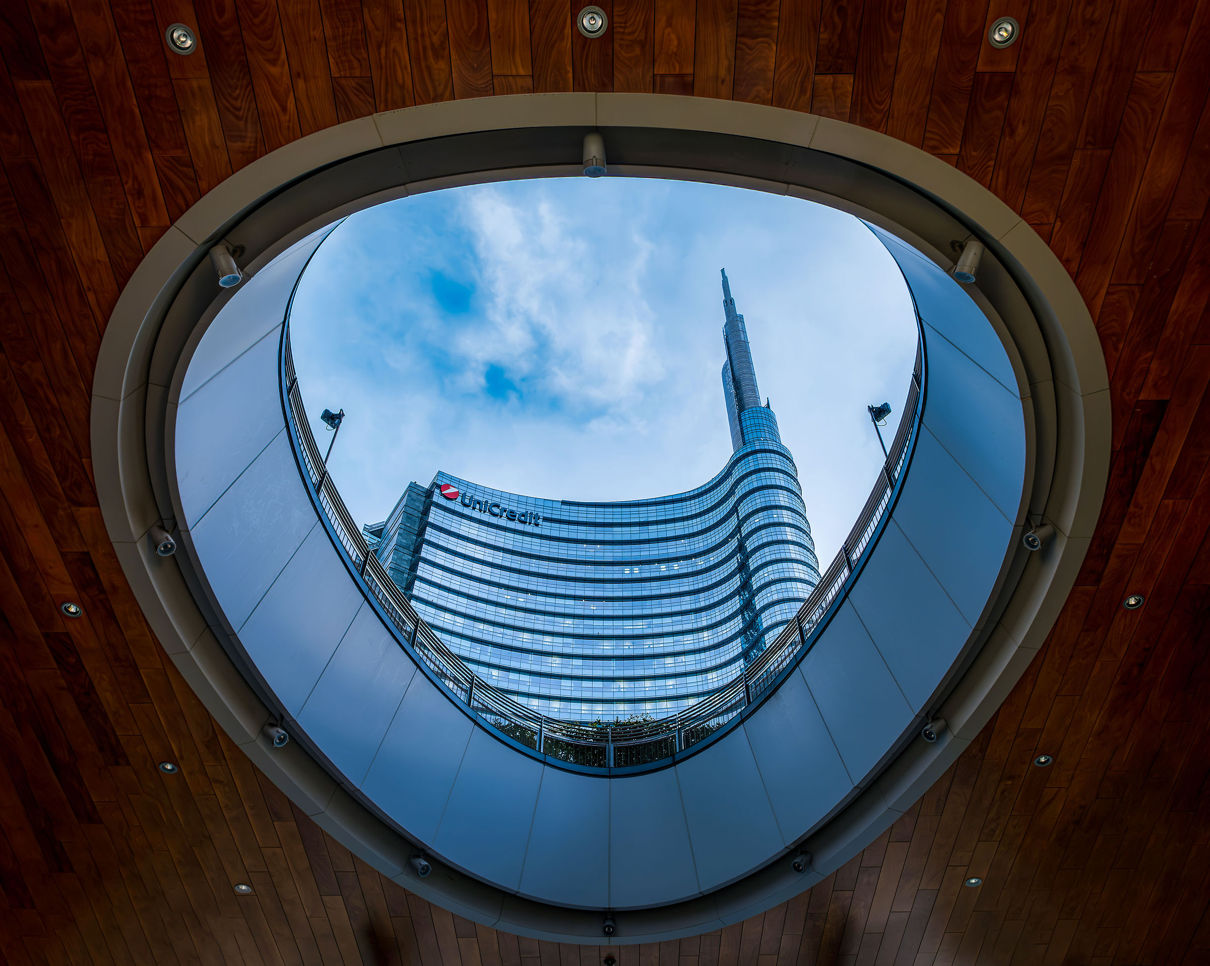 Attraverso il buco.