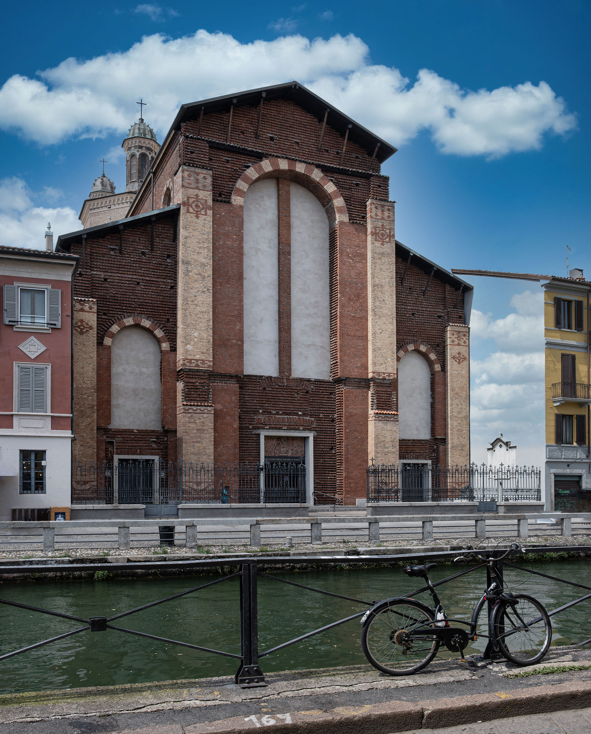 Lungo il naviglio.