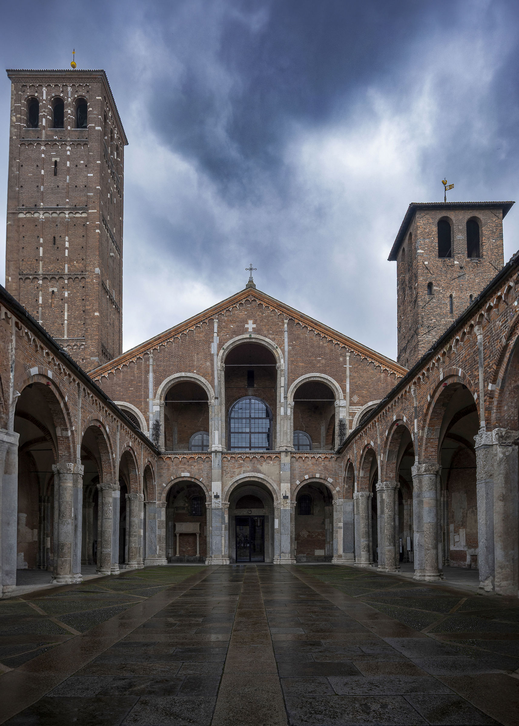 Sant' Ambrogio sotto la pioggia.