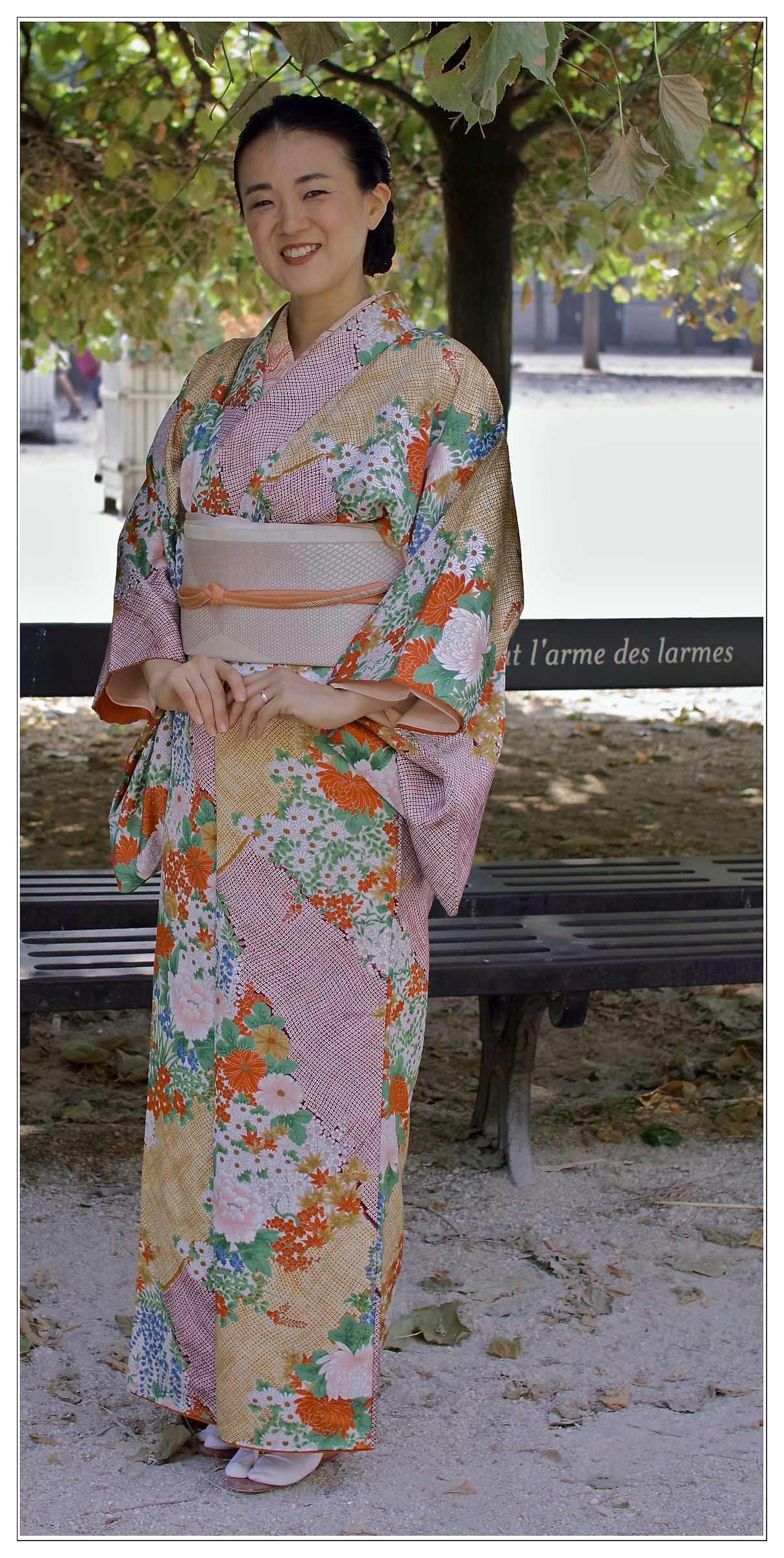 Momoka (桃花) is wearing a traditional kimono.