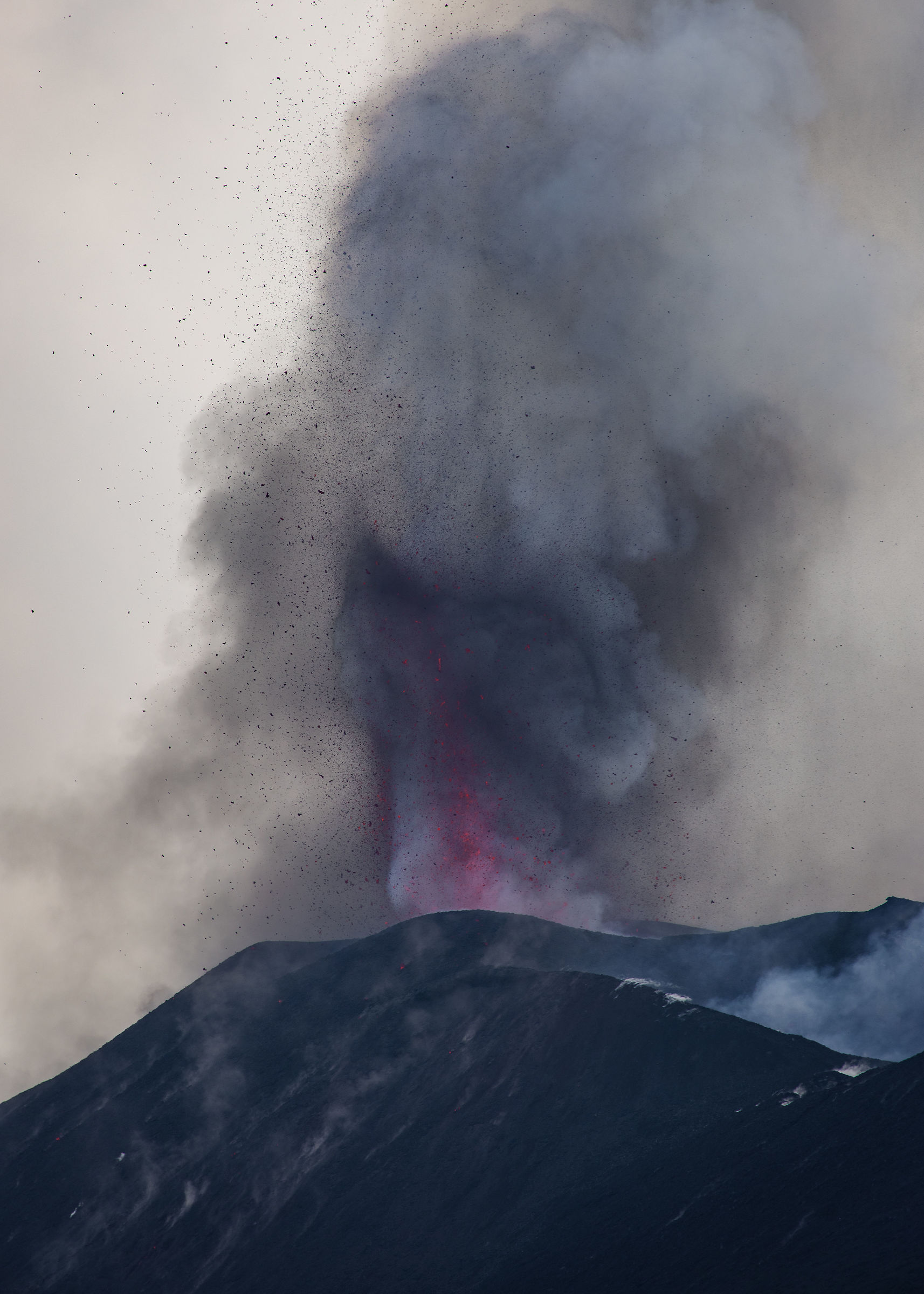 Intensa attività Stromboliana all'Etna, 13 agosto 2026