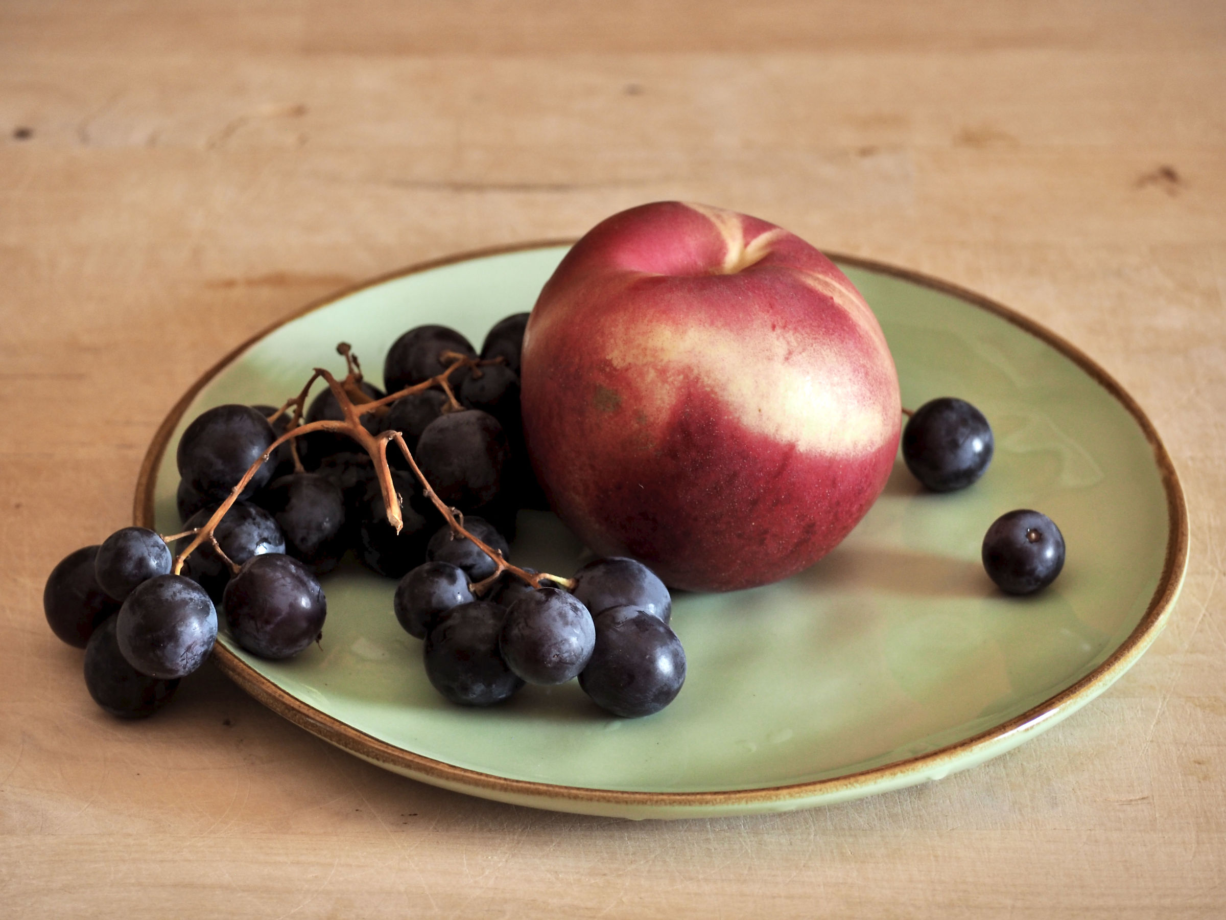 White-fleshed nectarine and Hamburg muscat