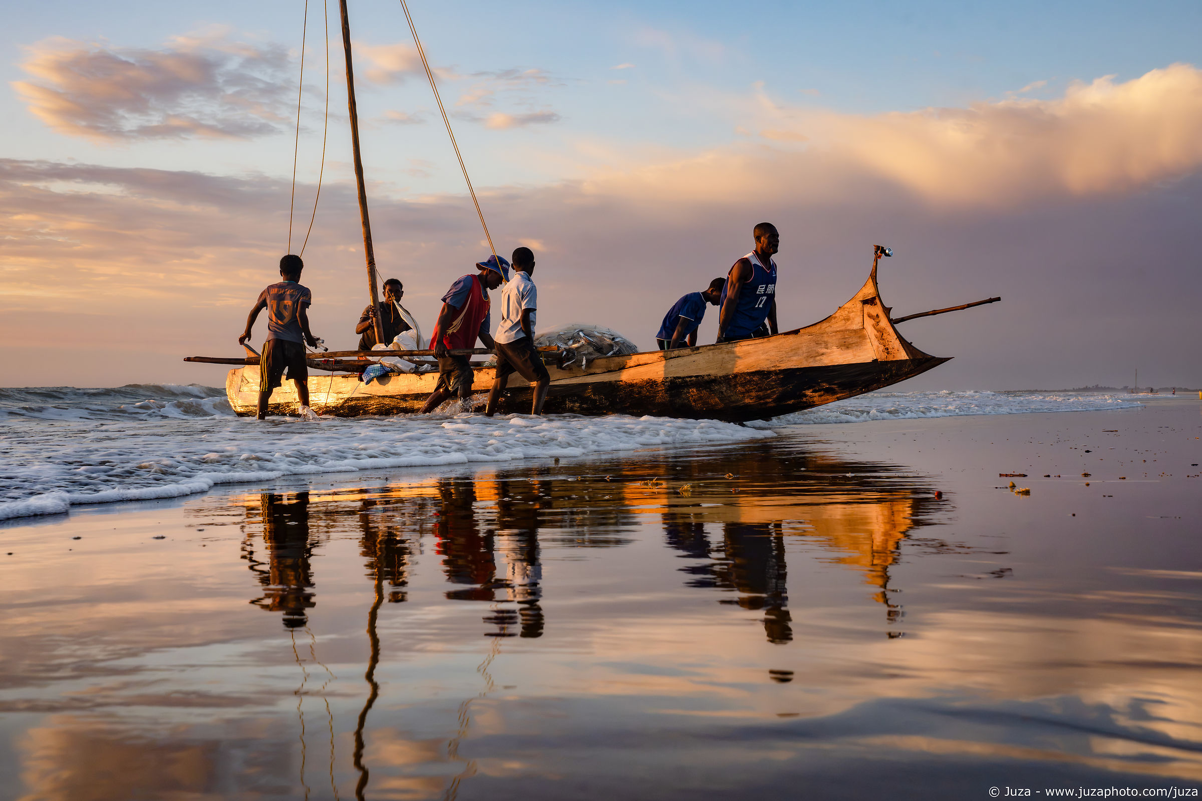 Piroga al rientro, Morondava