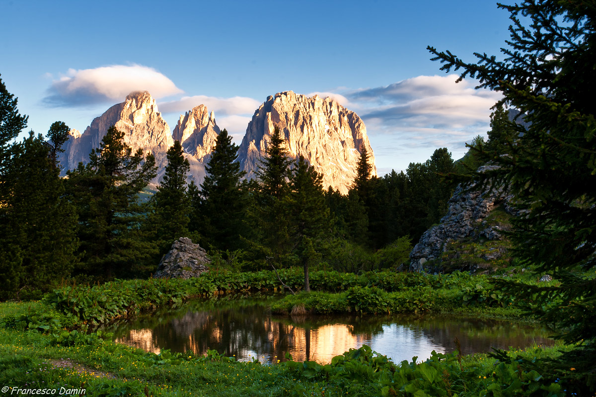 The lake andthe Sassolungo