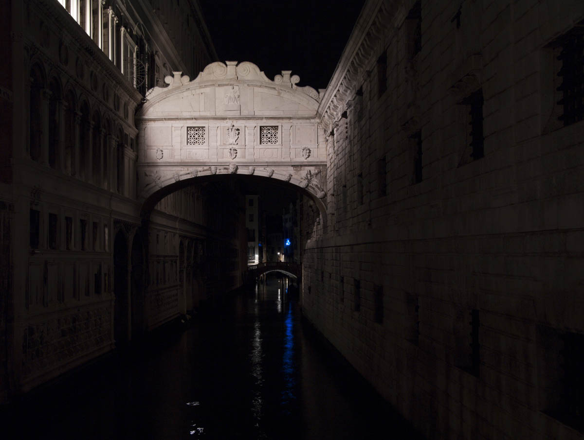 Ponte dei Sospiri notturno