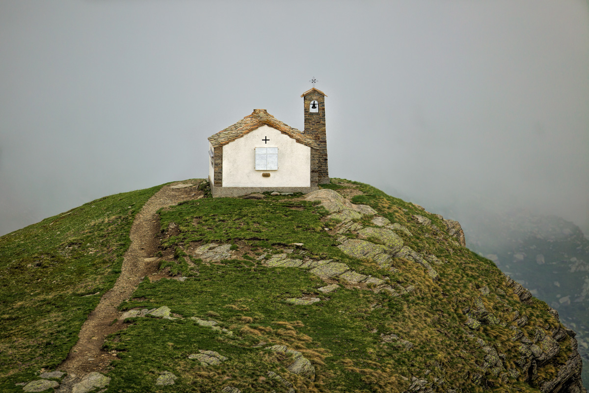 Chiesetta nella nebbia