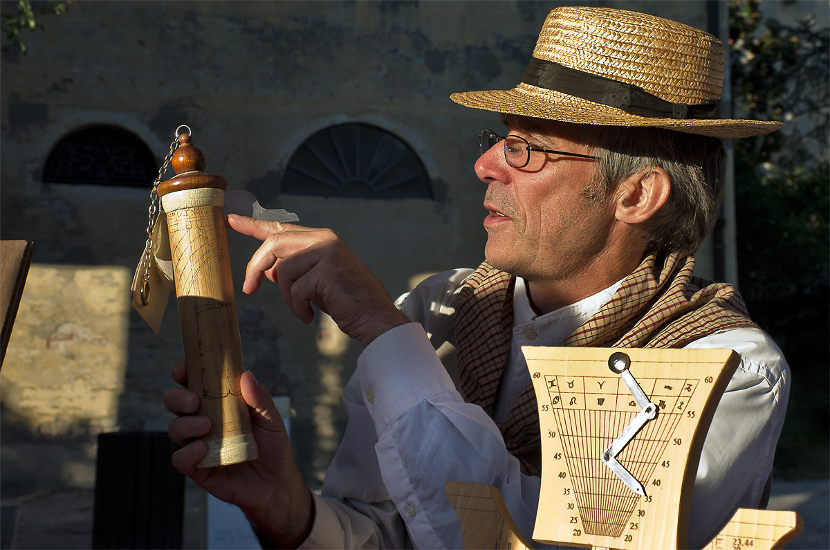 manufacturer of sundials