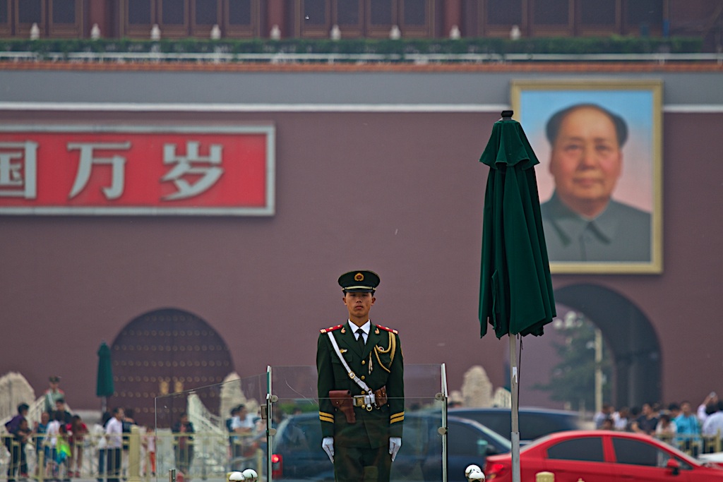 Ammaina bandiera in piazza Tienamen