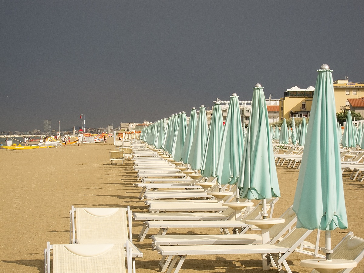 Deep Horizon - empty beach