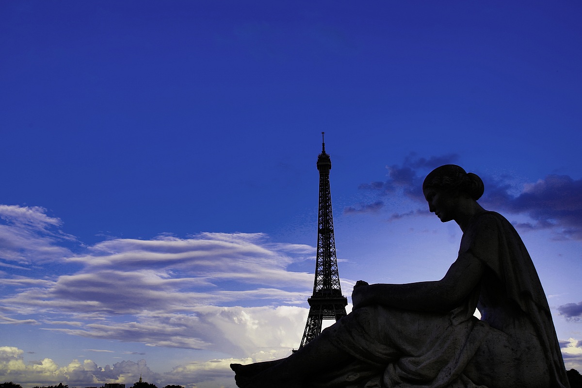 La donna che osserva la torre Eiffel